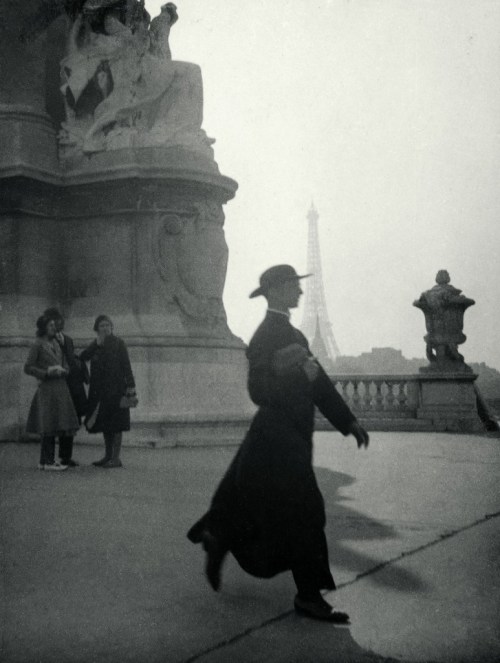 Prêtre marchant sur le Pont Alexandre III, Paris, vers 1928 Épreuve gélatino-argentique, tirage d’époque Centre Pompidou, musée national d’art moderne, Paris