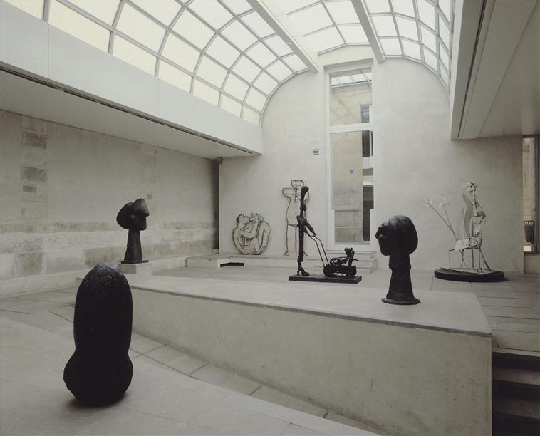 Les éléments décoratifs, lustres, banquettes, chaises, tables, sont spécialement crées pour le musée Picasso par Diego Giacometti.
