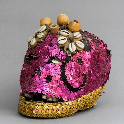 Dubréus Lhérisson Sans titre 2012-2013 crâne humain, paillettes, objets divers 15 x 11 x 24 cm Port-au-Prince, collection Reynald Lally Photo Josué Azor