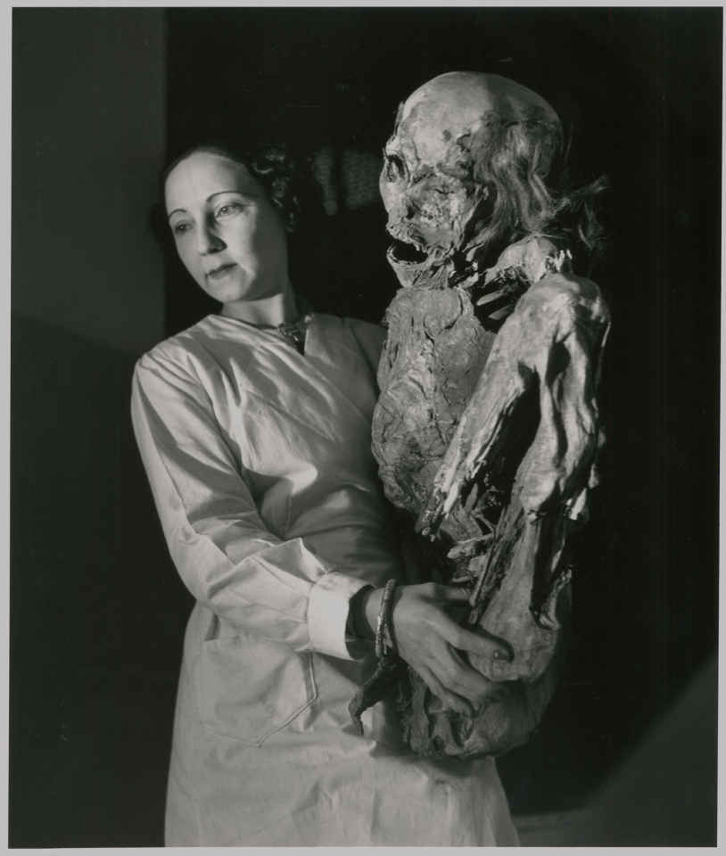 5616617d0622cla-surprenante-légèreté-d-une-momie-péruvienne-1943-c-atelier-robert-doisneau