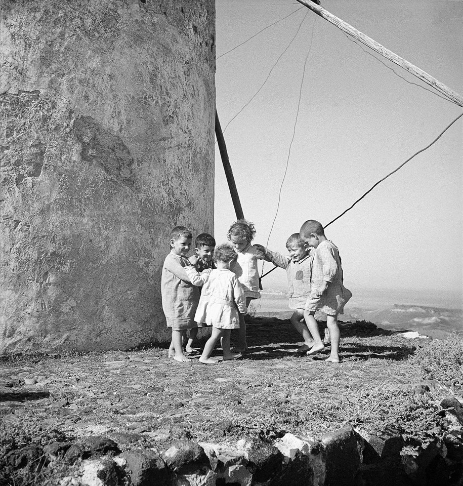 Voula Papaioannou: Children playing, Myconos, c.1935