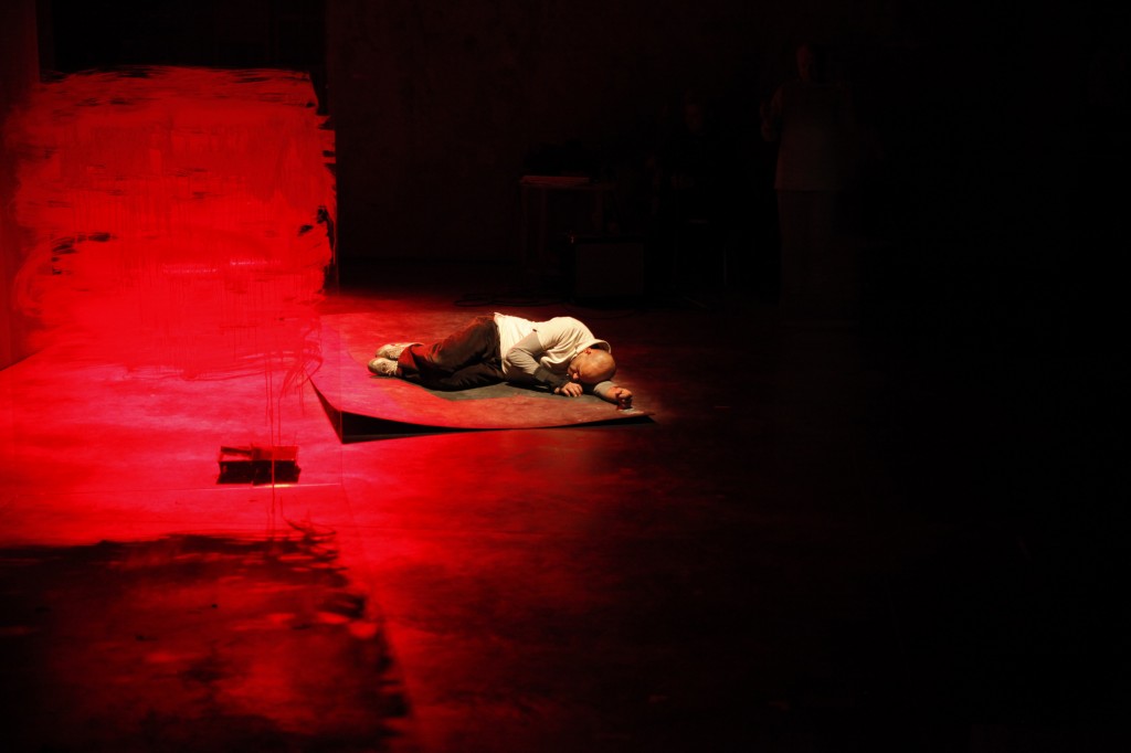 Au pied du mur sans porte de Lazare - © Hélène Bozzi